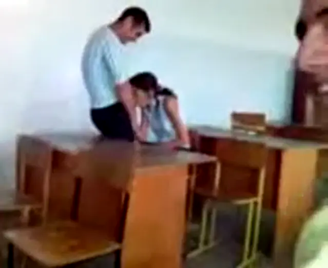 Tələbə qız sinif otağında sik çalır